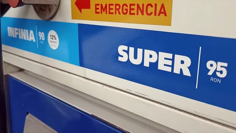 ¿Conviene cargar nafta súper en lugar de premium para ahorrar?: todo lo que hay que saber sobre cuál combustible es mejor