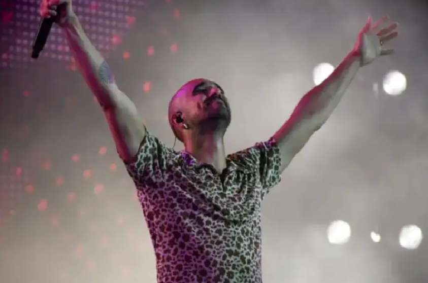 ABEL PINTOS RECORDÓ AL BOCHA SHERIDAN Y TERESA PARODI EN EL ESCENARIO DE COSQUÍN