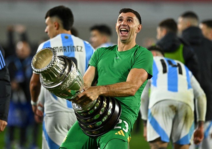 ¿Por qué no juega el Dibu Martínez en la Selección Argentina vs. Venezuela?