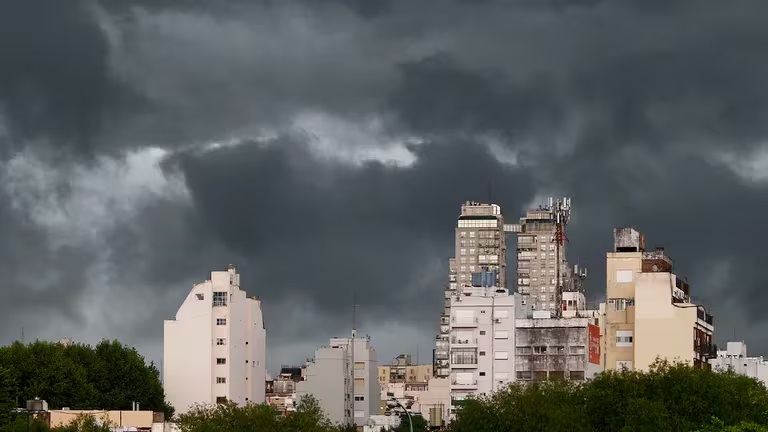 Alerta meteorológica en la Ciudad: calles anegadas, árboles caídos y vuelos demorados
