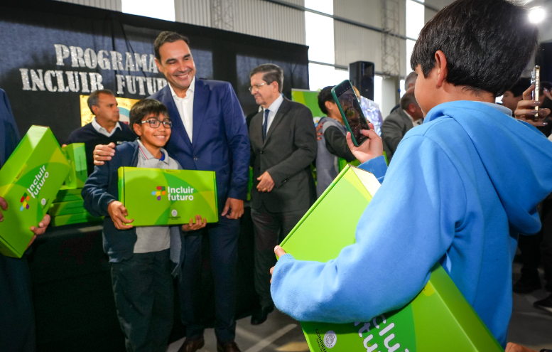 VALDÉS ENTREGÓ NOTEBOOKS DEL PROGRAMA INCLUIR FUTURO A ESTUDIANTES SECUNDARIOS DE CAPITAL