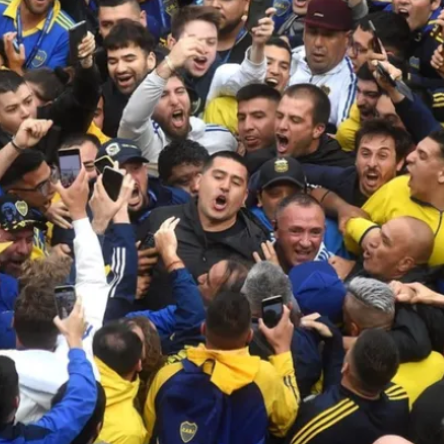Banderazo contra Riquelme: la bronca de los hinchas de Boca tras otro nuevo papelón