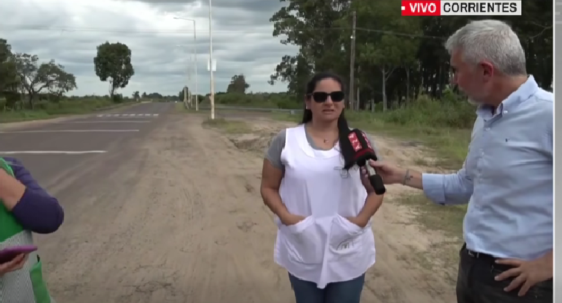 DOCENTES RURALES HACEN DEDO EN LA RUTA PARA LLEGAR A LAS ESCUELAS DONDE DAN CLASES