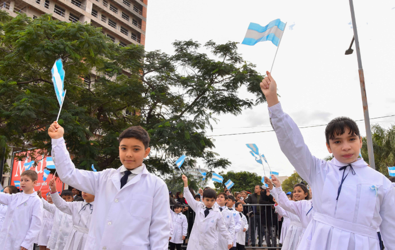 DÍA DE LA BANDERA: VALDÉS TOMARÁ EL JURAMENTO A LA BANDERA A ALUMNOS DE CAPITAL