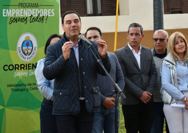EN YAPEYÚ, EL GOBERNADOR ENCABEZÓ LA PUESTA EN VALOR DE LA PLAZA SAN MARTÍN Y ENTREGÓ BIENES DE CAPITAL