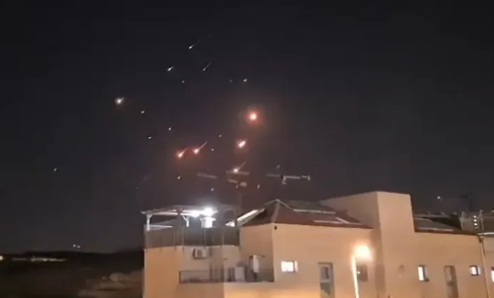 Un nuevo ataque de Irán deja tres muertos en Haifa, mientras Israel vuelve a lanzar misiles sobre Teherán