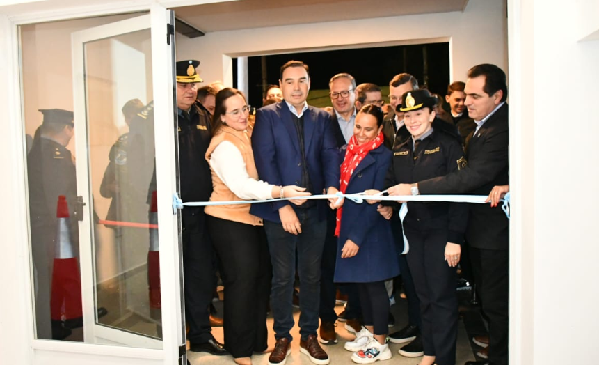 AL INAUGURAR LA COMISARÍA DE SANTA ROSA, VALDÉS INSTÓ A SEGUIR FORTALECIENDO EL SISTEMA DE SEGURIDAD
