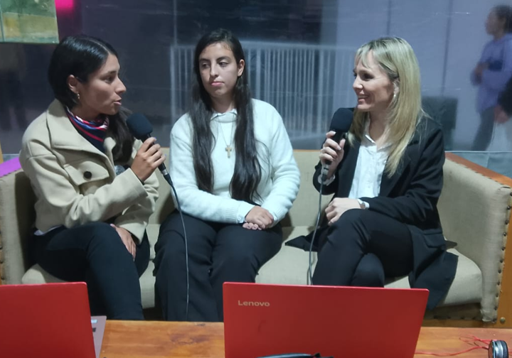 MAIRA Y EVELYN, ESTUDIANTES DEL ISG, COMPARTEN SU EXPERIENCIA EN LA FERIA DEL LIBRO GOYA 2025