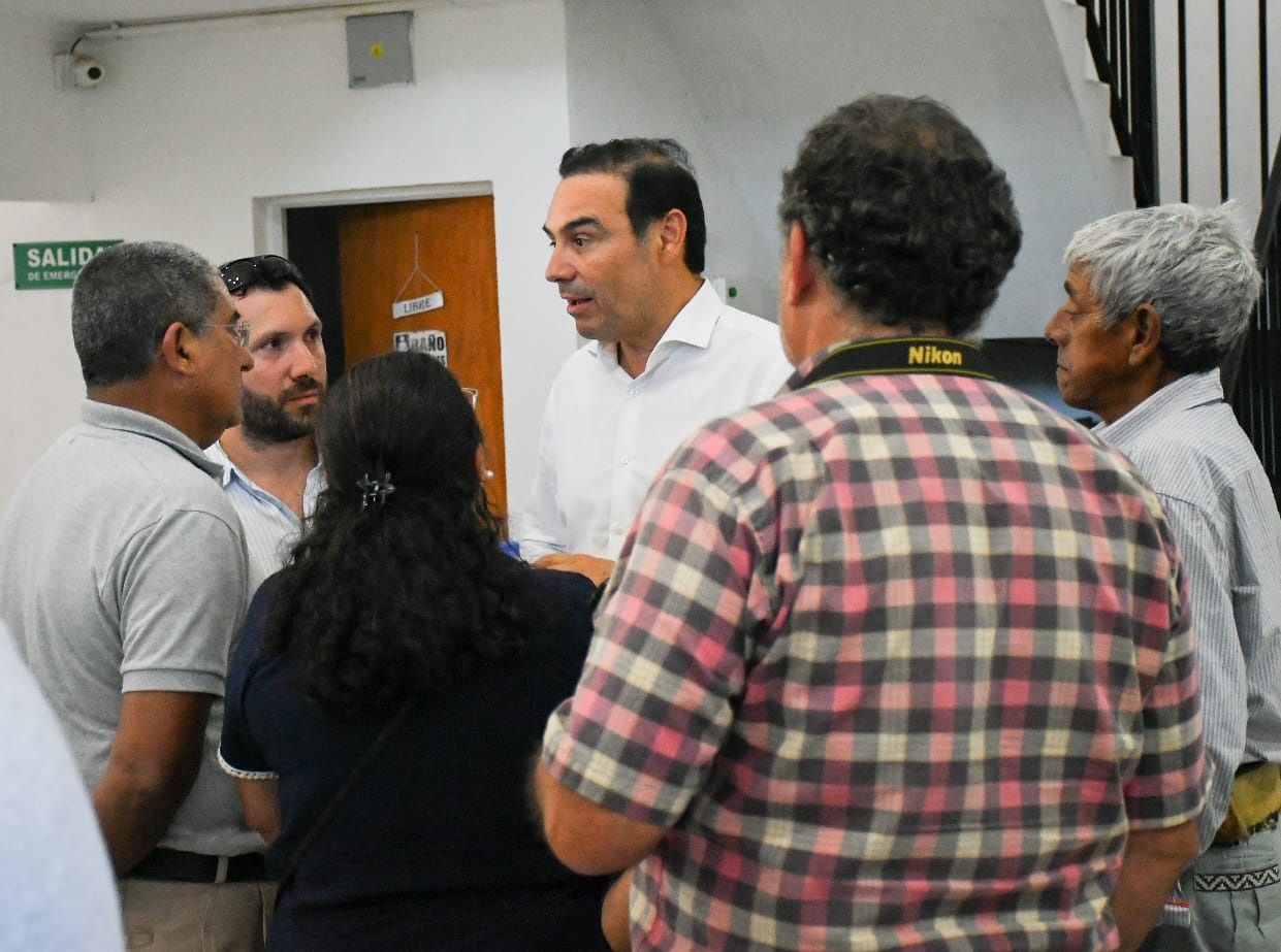El Gobernador Valdés visitó San Isidro, donde se intervendrá en la recuperación de caminos rurales afectados por las últimas lluvias