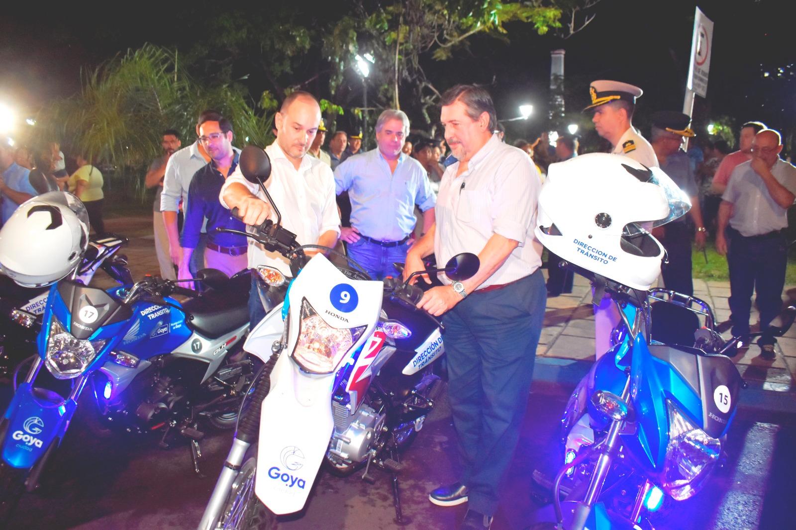 SEMÁFOROS SINCRONIZADOS Y EXHIBICIÓN DE AUTOS DE CARRERA