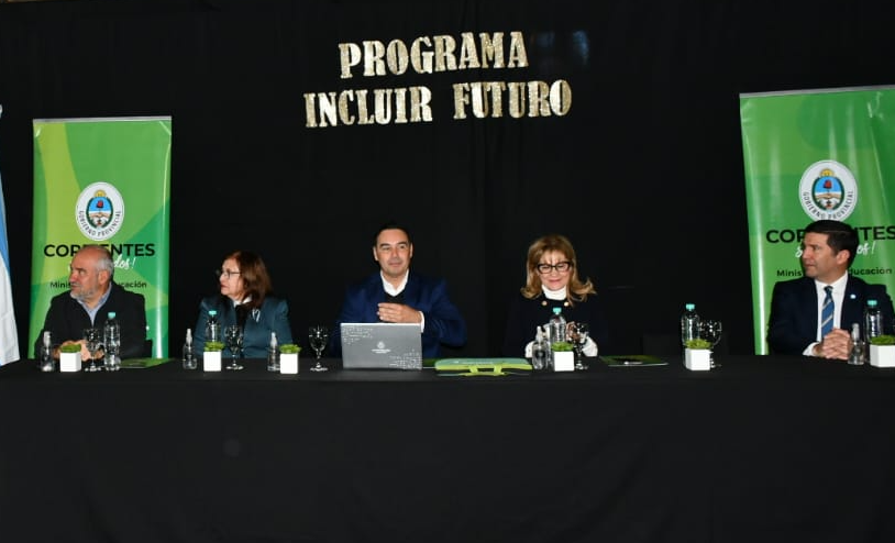VALDÉS ENTREGÓ MÁS DE 800 NETBOOKS DE INCLUIR FUTURO A ALUMNOS DE CAPITAL