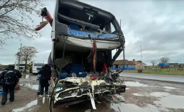 Tragedia en la ruta 11: revelan la identidad de los tres fallecidos del accidente entre un micro y un camión