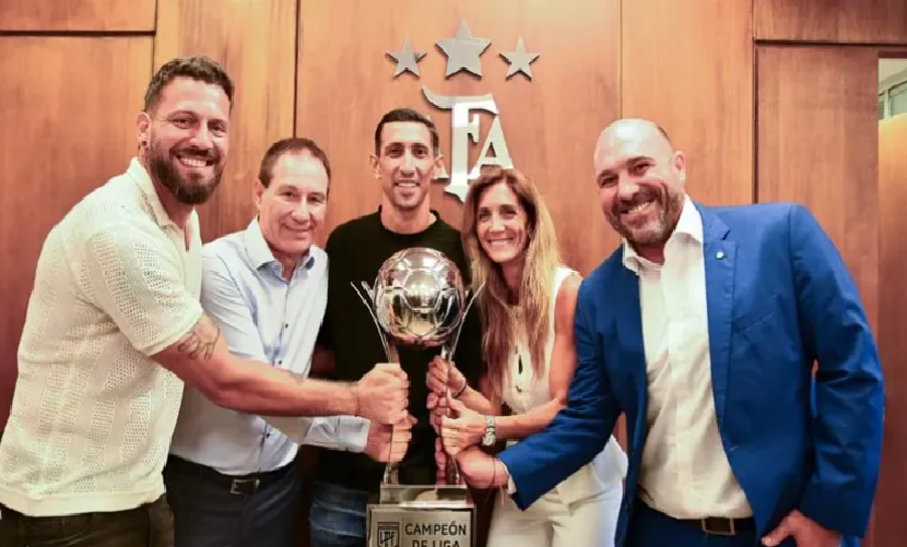 La AFA le entregó un trofeo de campeón a Rosario Central por terminar primero en la tabla anual