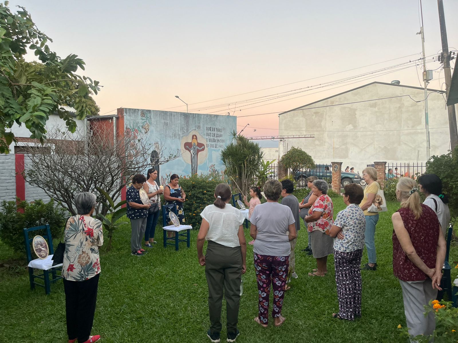 LAS MISIONERAS DE LA VIRGEN DE SCHOENSTATT REZAN EL VÍA CRUCIS