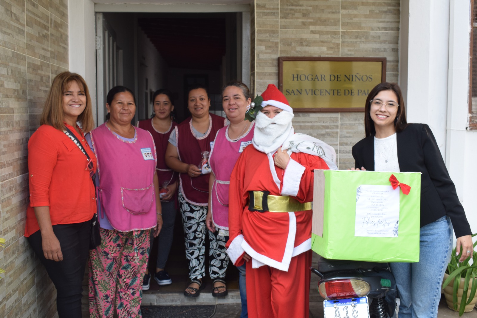 PAPÁ NOEL RECORRIÓ INSTITUCIONES, MERENDEROS Y SECTOR PEDIATRÍA HOSPITAL GOYA