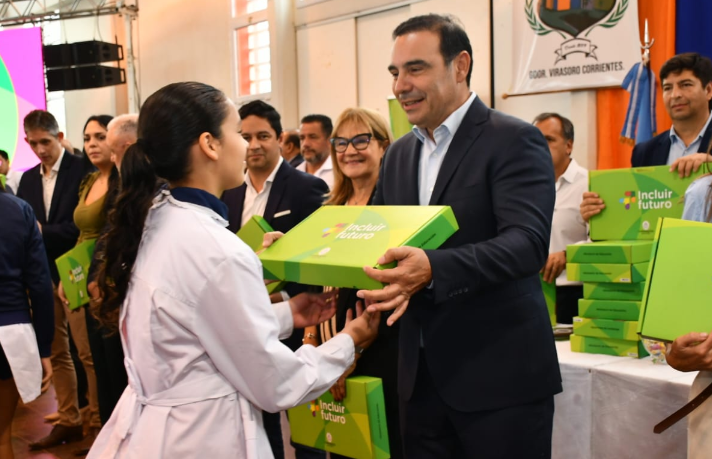 El Gobernador inauguró un nuevo CAPS y entregó más de 1100 cuadernos a estudiantes en Virasoro