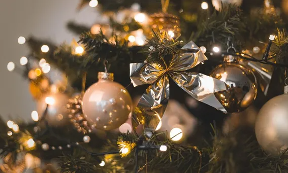 El ritual que atrae la buena suerte según dónde coloques una hoja de laurel en el árbol de Navidad