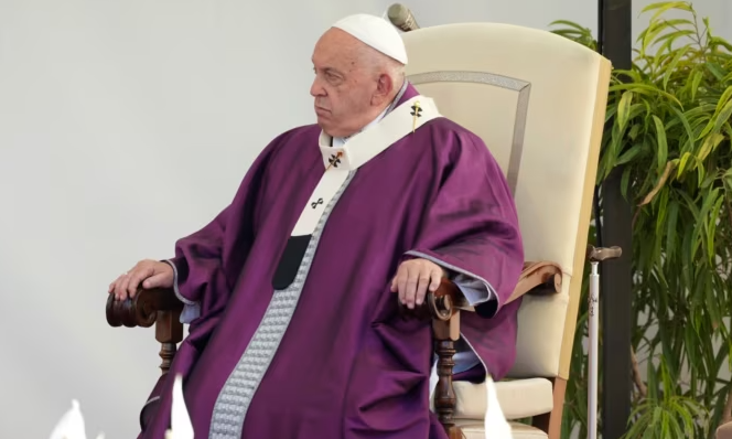 El papa Francisco rezó en tumbas de niños no nacidos antes de la misa de Día de los Muertos