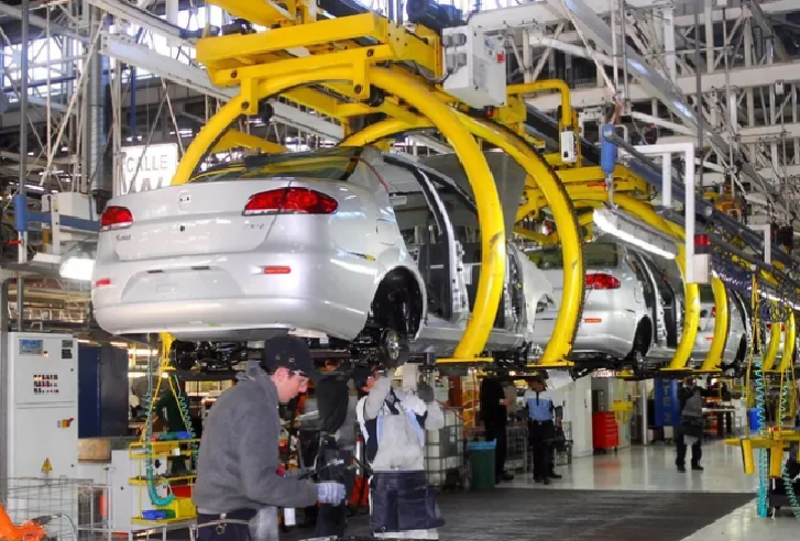 La producción de autos cayó 13,8% interanual