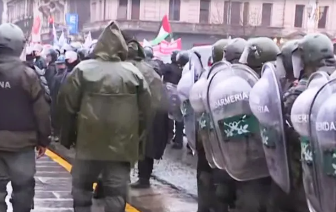 Megaoperativo policial contra los jubilados que reclaman frente al Congreso