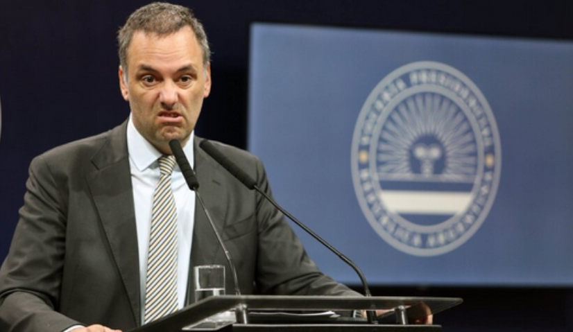Escándalo con los gastos de Adorni: aseguran que en 2025 gastó con tarjeta mucho más de lo que cobraba