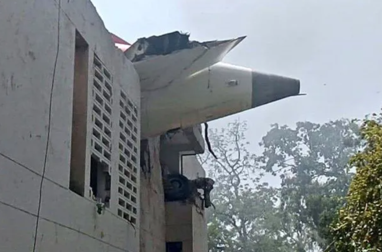 Así se estrelló un avión de Air India con más de 200 pasajeros a bordo