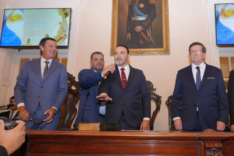 JUAN PABLO VALDÉS JURÓ COMO NUEVO GOBERNADOR INSTANDO A "SEGUIR TRANSFORMANDO CORRIENTES"
